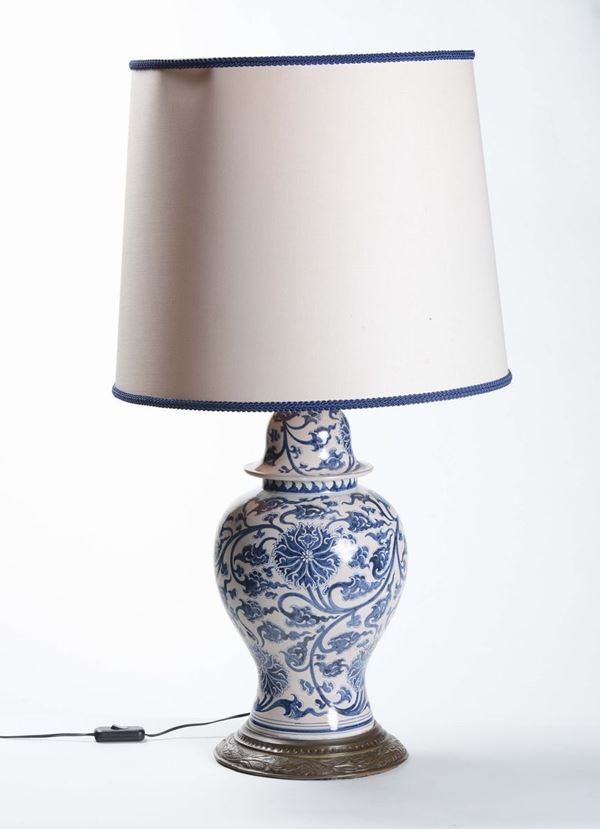 Lume in porcellana bianca e blu, Cina XX secolo