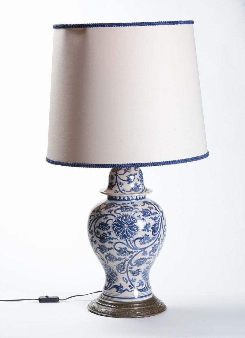 Lume in porcellana bianca e blu, Cina XX secolo  - Asta Arredi dalle dimore degli eredi Ercole Marelli e altre provenienze - Cambi Casa d'Aste