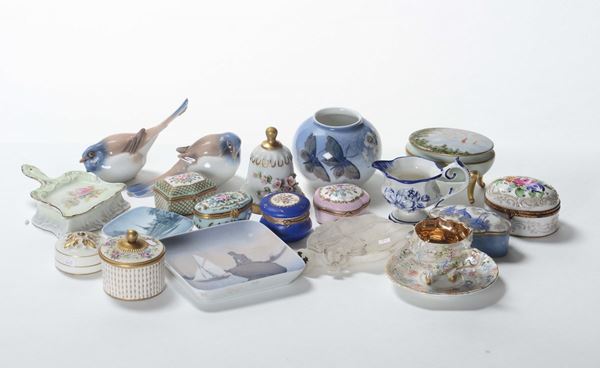 Lotto di scatoline e oggetti in porcellana