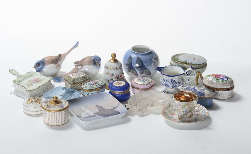 Lotto di scatoline e oggetti in porcellana  - Auction Furnishings from the mansions of the Ercole Marelli heirs and other property - Cambi Casa d'Aste