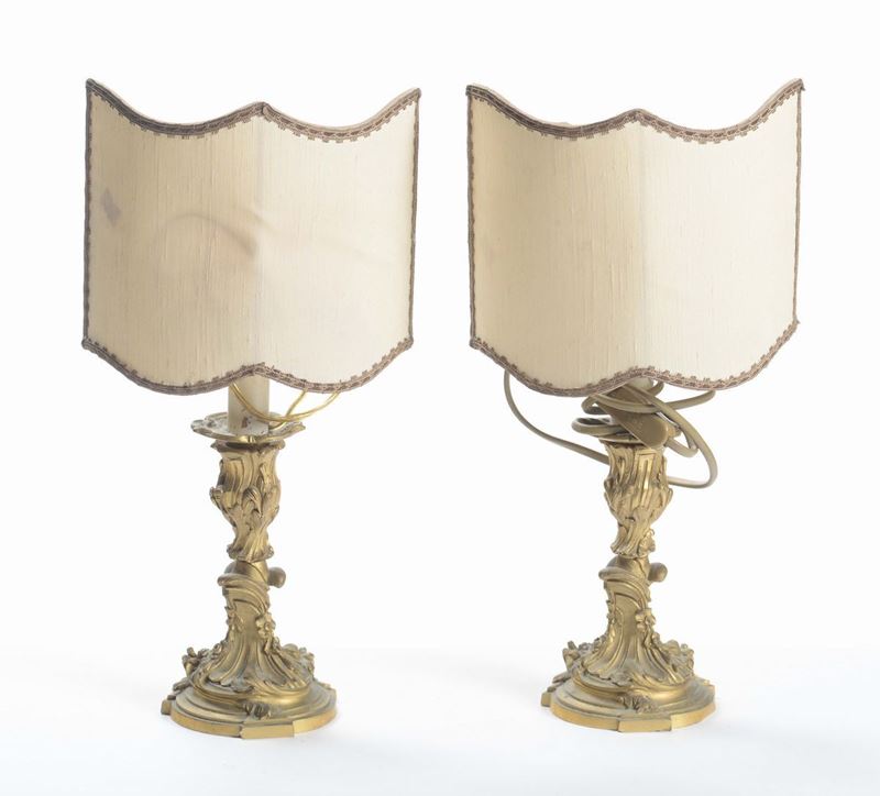 Coppia di candelieri in bronzo dorato, XX secolo  - Asta Arredi dalle dimore degli eredi Ercole Marelli e altre provenienze - Cambi Casa d'Aste