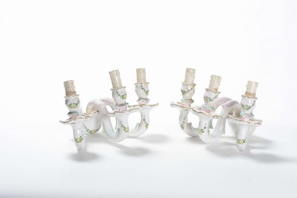 Coppia di appliques in porcellana a tre luci