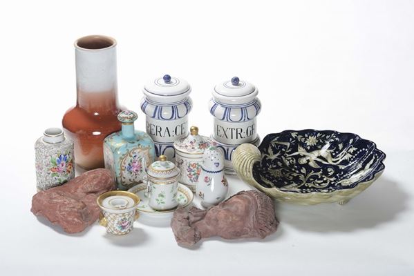 Lotto di oggetti in porcellana, terracotta e altro