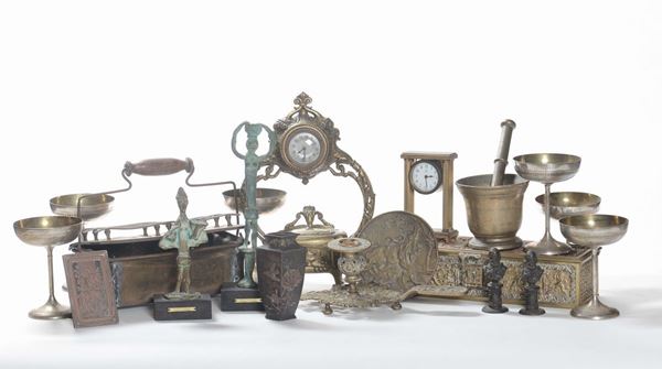 Lotto di oggetti in bronzo dorato e metallo dorato