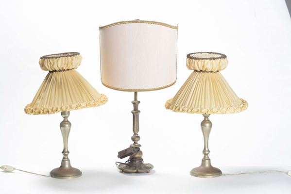 Tre lumi in metallo dorato