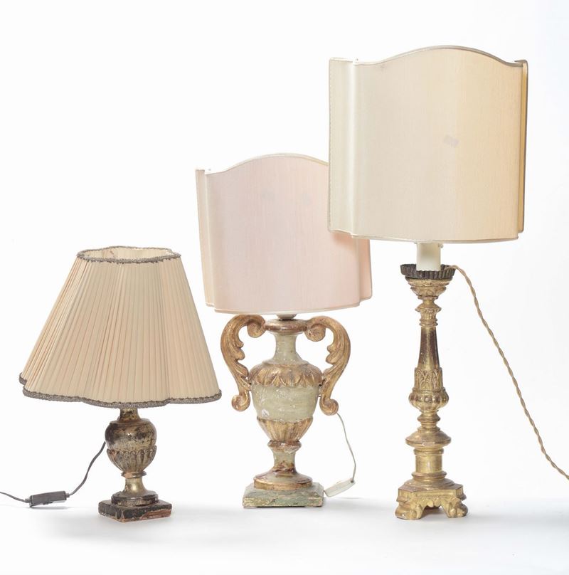 Tre lumi in legno intagliato, XVIII-XIX secolo  - Asta Arredi dalle dimore degli eredi Ercole Marelli e altre provenienze - Cambi Casa d'Aste