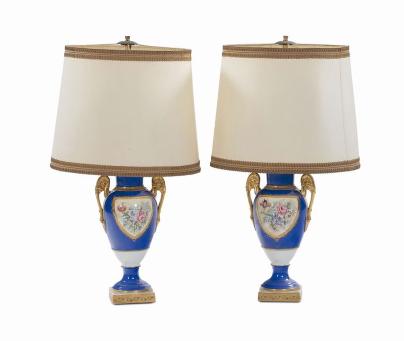 Coppia di lumi in porcellana policroma  - Asta Arredi dalle dimore degli eredi Ercole Marelli e altre provenienze - Cambi Casa d'Aste