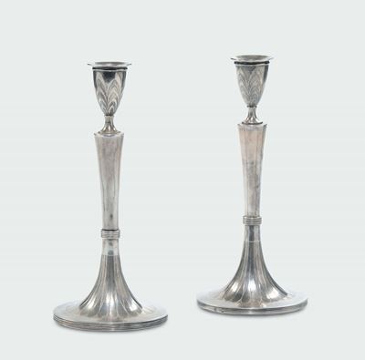 Coppia di Candelieri in Argento Sbalzato e Cesellato. Argentiere degli Inizi del XIX Secolo