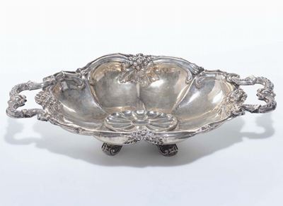 Centrotavola Ovale Biansato in Argento Sbalzato, XIX Secolo