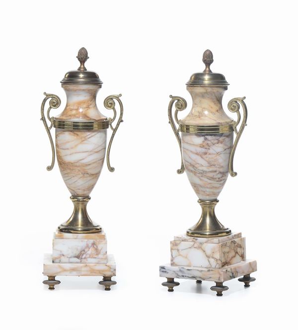 Coppia di cassolettes in marmo e bronzo dorato