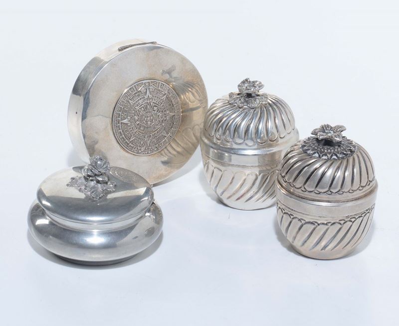 Quattro scatolette in argento  - Asta Arredi dalle dimore degli eredi Ercole Marelli e altre provenienze - Cambi Casa d'Aste