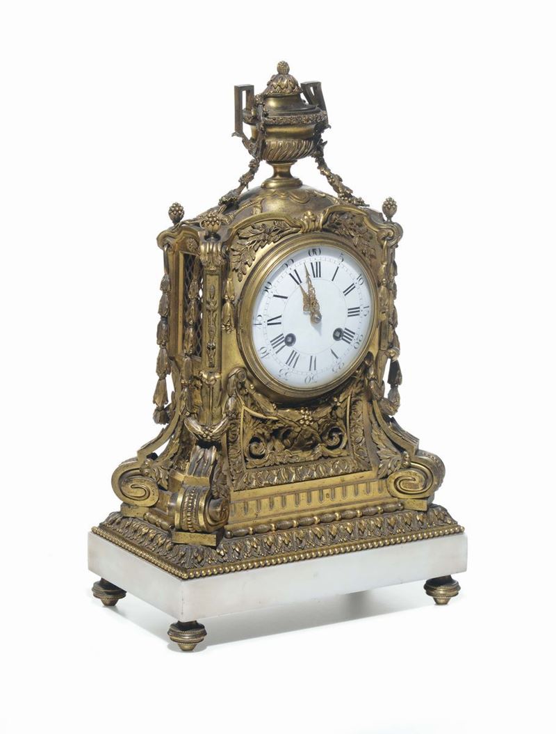 Pendola da tavolo in bronzo dorato, Francia inizio XIX secolo  - Asta Arredi dalle dimore degli eredi Ercole Marelli e altre provenienze - Cambi Casa d'Aste