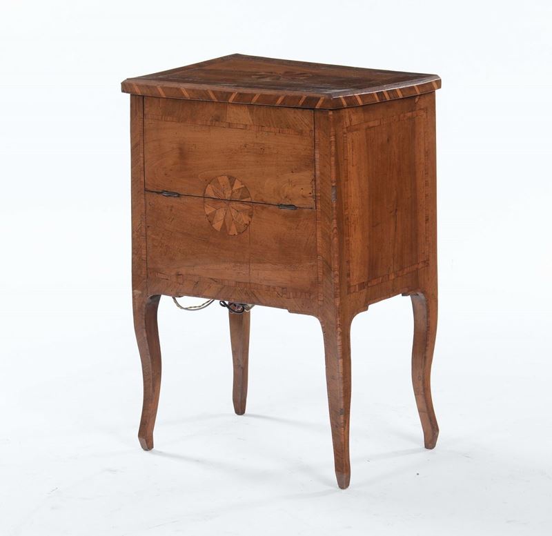 Piccola commode interamente lastronata ed intarsiata, XIX secolo  - Asta Arredi dalle dimore degli eredi Ercole Marelli e altre provenienze - Cambi Casa d'Aste