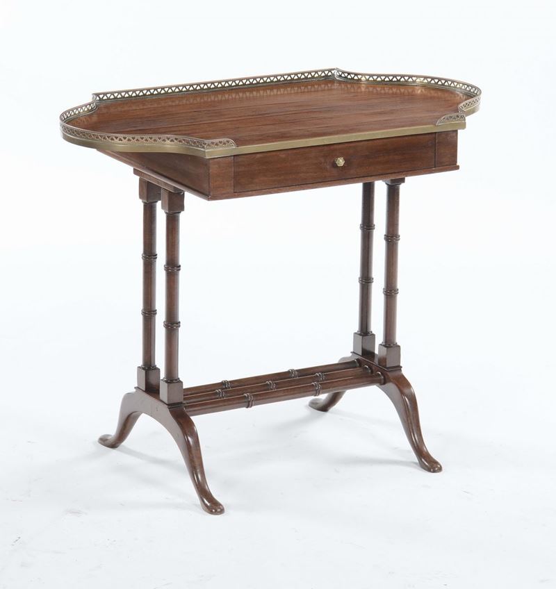 Tavolino con piano a vassoio, XX secolo  - Auction Furnishings from the mansions of the Ercole Marelli heirs and other property - Cambi Casa d'Aste