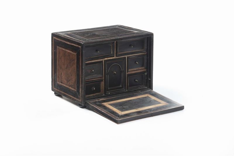 Piccolo stipo in legno con cassetti a scomparsa, XIX secolo  - Asta Arredi dalle dimore degli eredi Ercole Marelli e altre provenienze - Cambi Casa d'Aste