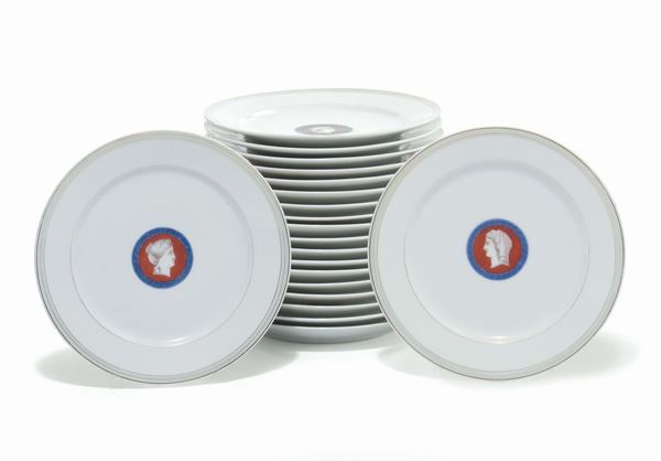 Servizio di venti piatti in porcellana bianca
