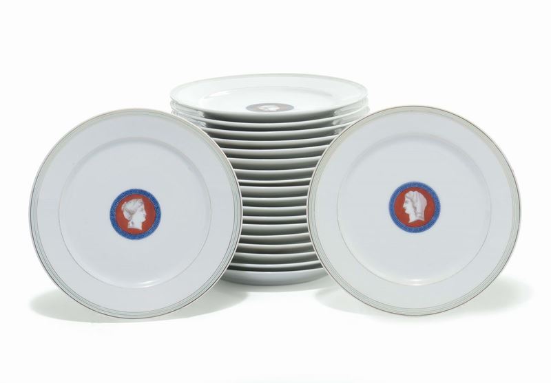 Servizio di venti piatti in porcellana bianca  - Asta Arredi dalle dimore degli eredi Ercole Marelli e altre provenienze - Cambi Casa d'Aste