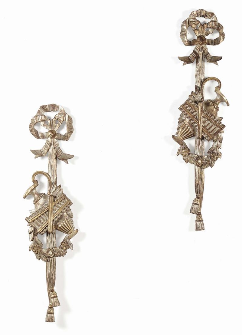 Coppia di fregi in legno intagliato e argentato, XIX-XX secolo  - Asta Arredi dalle dimore degli eredi Ercole Marelli e altre provenienze - Cambi Casa d'Aste