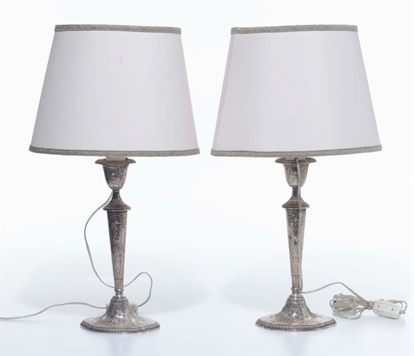 Coppia di lumi in metallo argentato, XIX secolo