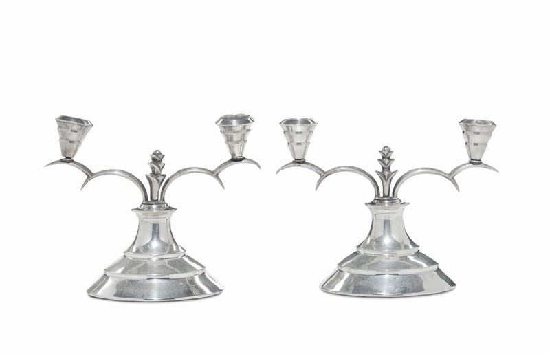 Coppia di candelabri Deco in argento a due luci  - Auction Furnishings from the mansions of the Ercole Marelli heirs and other property - Cambi Casa d'Aste