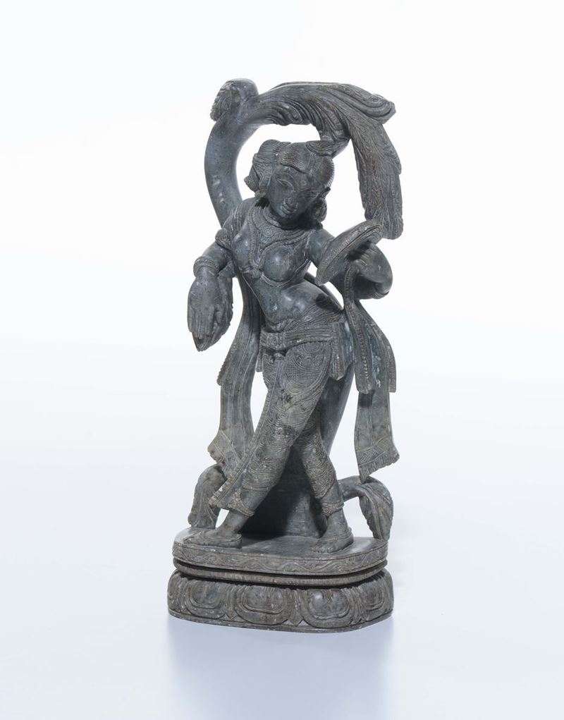 Figura di divinità scolpita in pietra, probabilmente India  - Asta Arte Orientale - Asta Online - Cambi Casa d'Aste