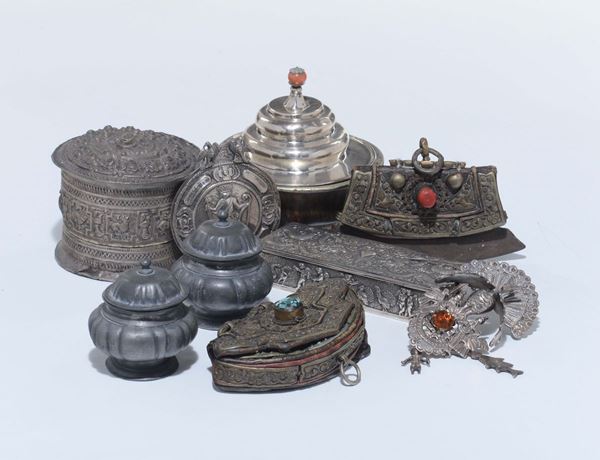 Lotto di oggetti di gusto orientale