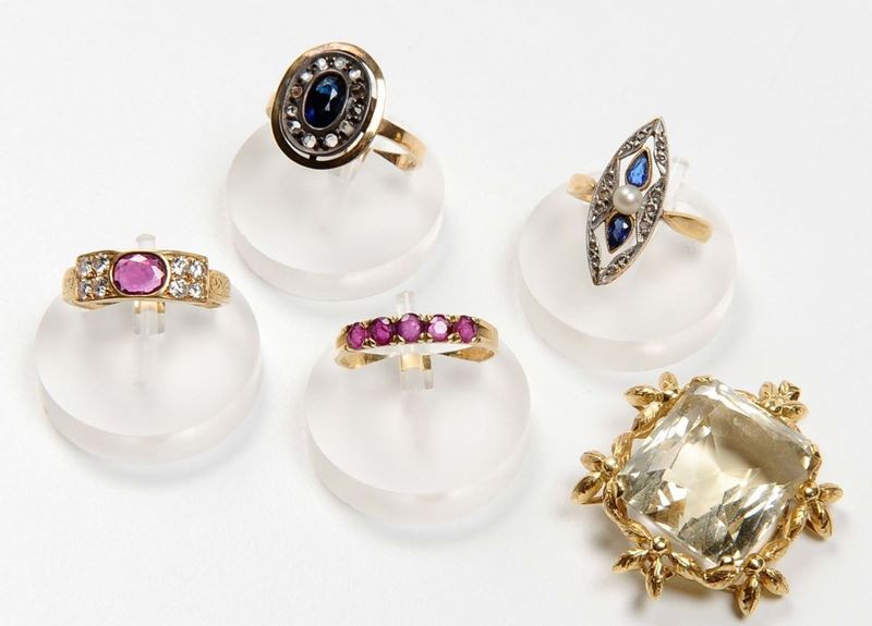 Lotto composto da quattro anelli ed un pendente montati con zaffiri, rubini e quarzo  - Asta Gioielli - Asta Online - Cambi Casa d'Aste
