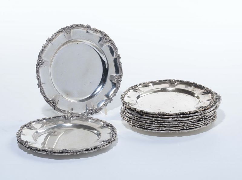 Lotto di dodici piatti in argento  - Asta Arredi dalle dimore degli eredi Ercole Marelli e altre provenienze - Cambi Casa d'Aste