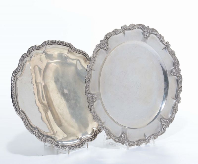Due vassoi diversi in argento  - Asta Arredi dalle dimore degli eredi Ercole Marelli e altre provenienze - Cambi Casa d'Aste
