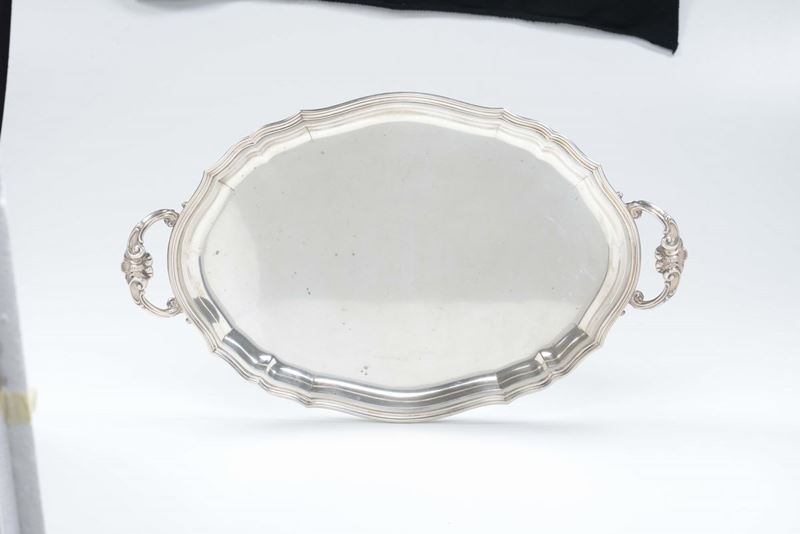 Vassoio a due manici in argento  - Auction Furnishings from the mansions of the Ercole Marelli heirs and other property - Cambi Casa d'Aste