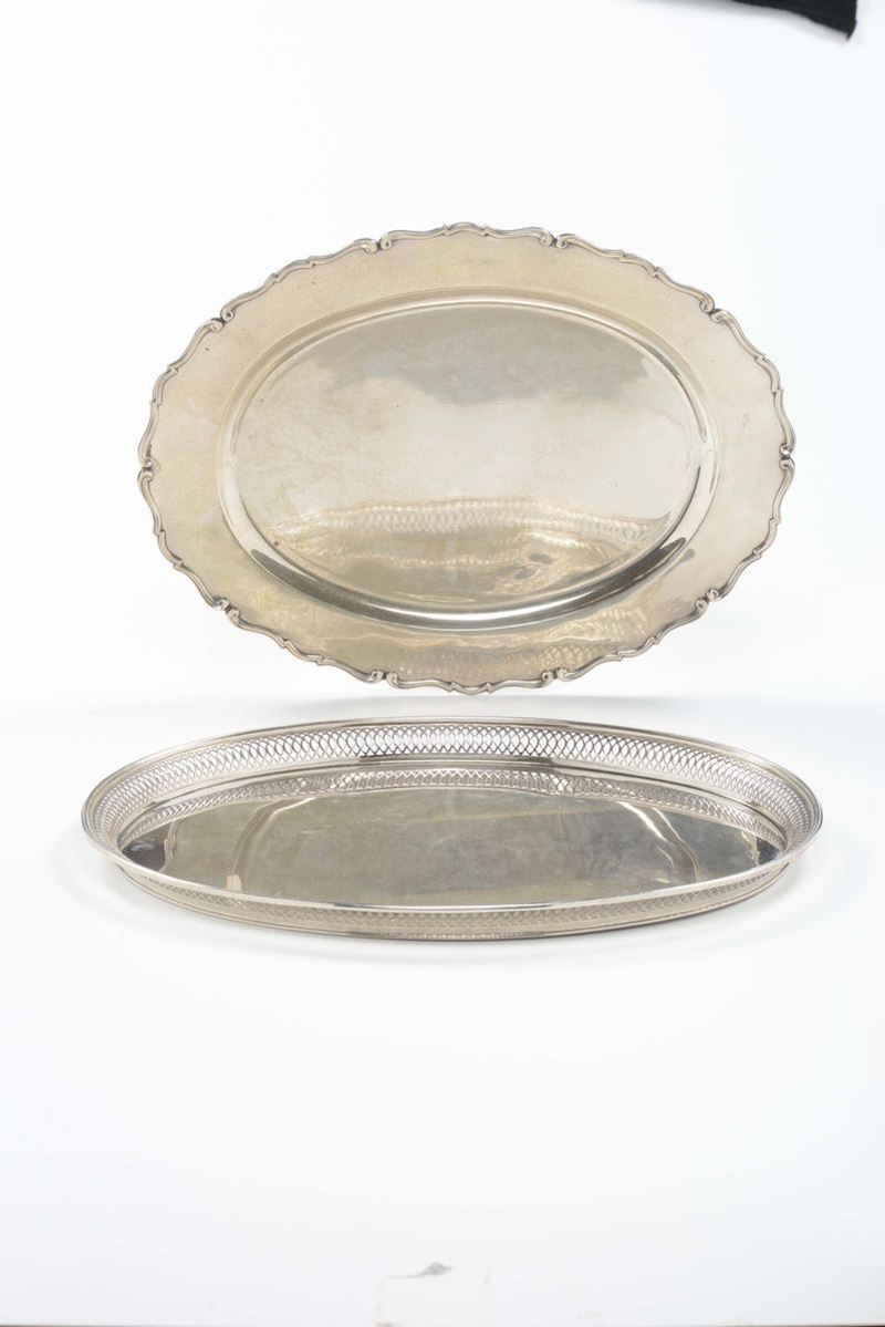 Due vassoi diversi in argento  - Asta Arredi dalle dimore degli eredi Ercole Marelli e altre provenienze - Cambi Casa d'Aste