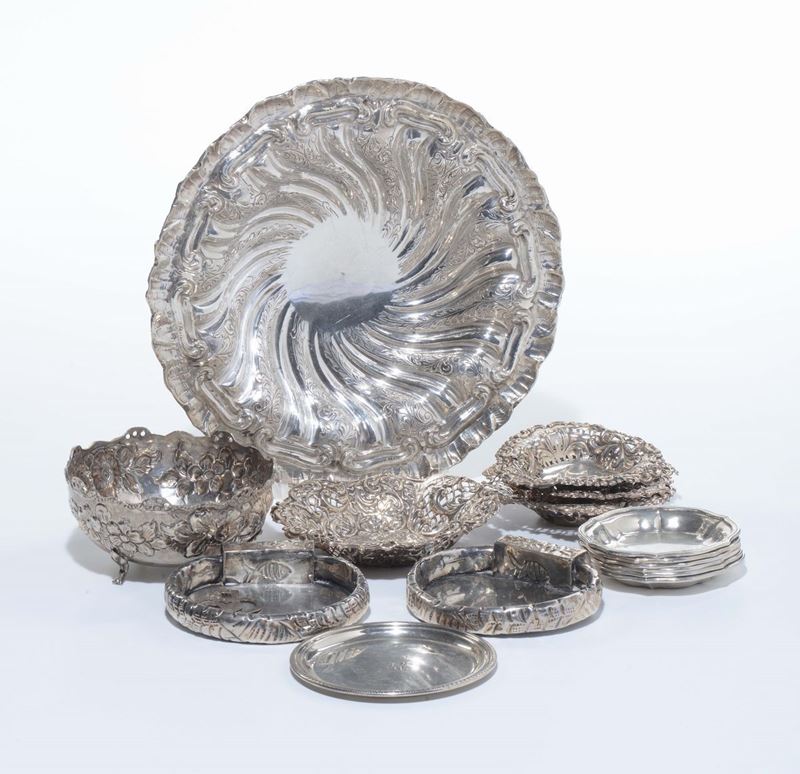 Centrotavola e piattini vari in argento  - Asta Arredi dalle dimore degli eredi Ercole Marelli e altre provenienze - Cambi Casa d'Aste