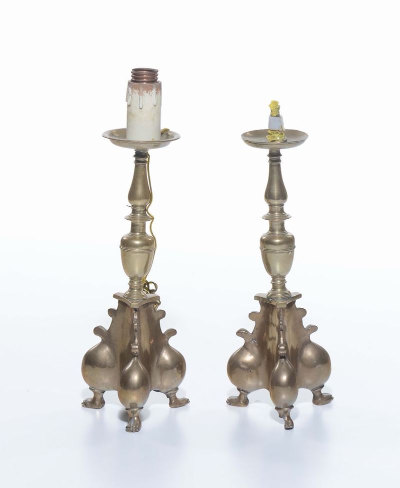 Coppia di candelieri in metallo dorato  - Asta Arredi dalle dimore degli eredi Ercole Marelli e altre provenienze - Cambi Casa d'Aste