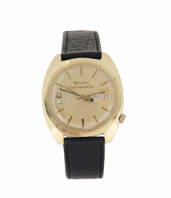 Bulova, Accuquartz, Day-Date, cassa No. 0682856, 14K yellow gold quartz wristwatch with a Bulova buckle. Made in 1972. accompanied by its original box.
