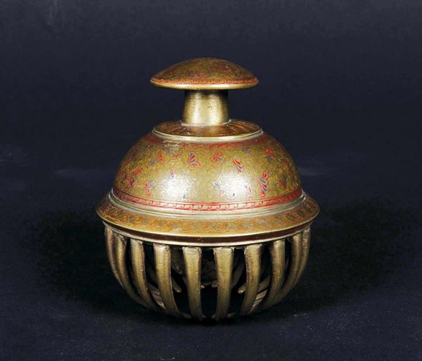 Piccola campana in bronzo a decoro naturalistico, Persia, XX secolo