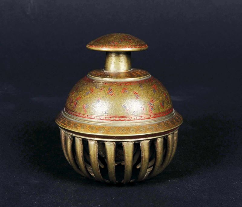 Piccola campana in bronzo a decoro naturalistico, Persia, XX secolo  - Asta Chinese Works of Art - Cambi Casa d'Aste