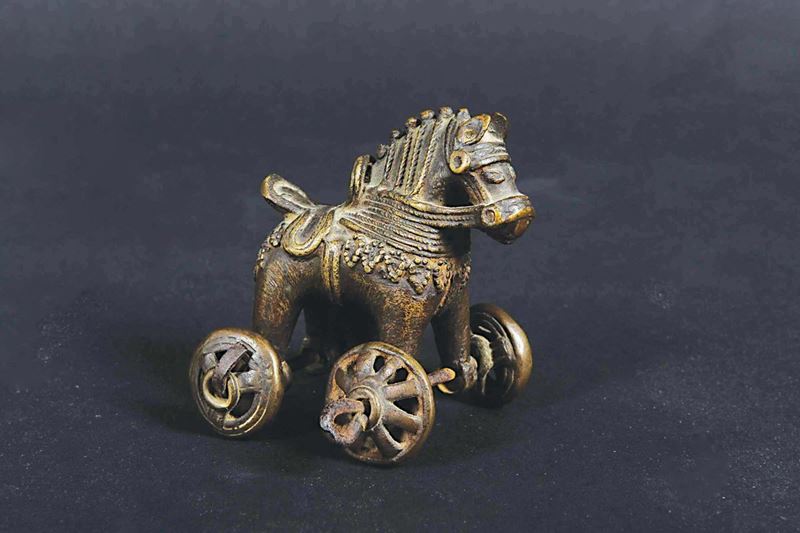 Piccolo cavallo in bronzo con ruote, Persia, XX secolo  - Asta Chinese Works of Art - Cambi Casa d'Aste