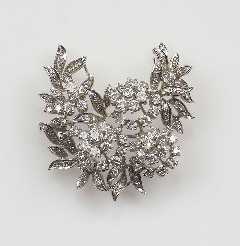 A diamond brooch. The diamond floral motif is mounted in white gold 750/1000  - Auction Fine Jewels - Cambi Casa d'Aste