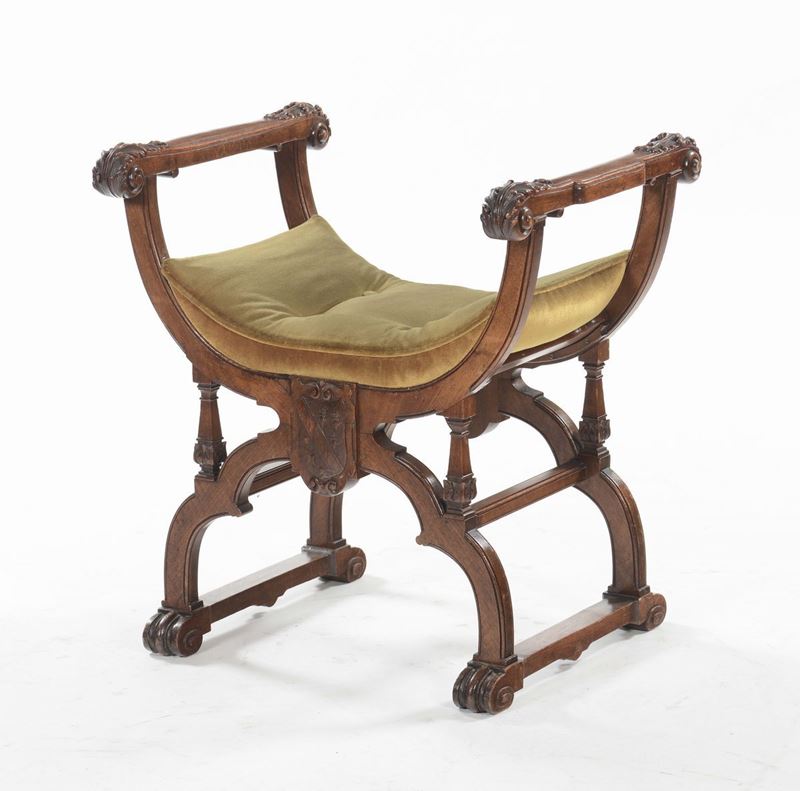 Panchetto in legno intagliato, inizio XX secolo  - Asta Arredi dalle dimore degli eredi Ercole Marelli e altre provenienze - Cambi Casa d'Aste