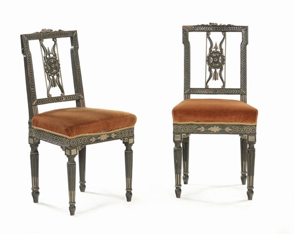 Coppia di sedie Luigi XVI in legno intagliato e laccato, XIX secolo