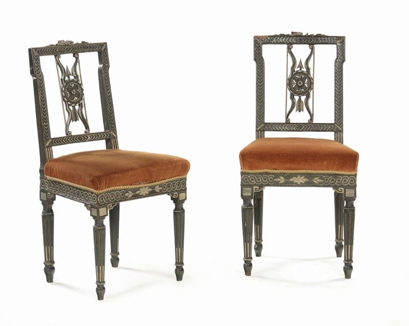 Coppia di sedie Luigi XVI in legno intagliato e laccato, XIX secolo  - Asta Arredi dalle dimore degli eredi Ercole Marelli e altre provenienze - Cambi Casa d'Aste