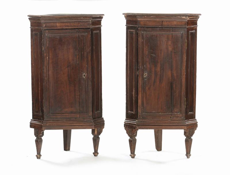Coppia di angoliere in noce ad un'anta, XVIII-XIX secolo  - Auction Furnishings from the mansions of the Ercole Marelli heirs and other property - Cambi Casa d'Aste