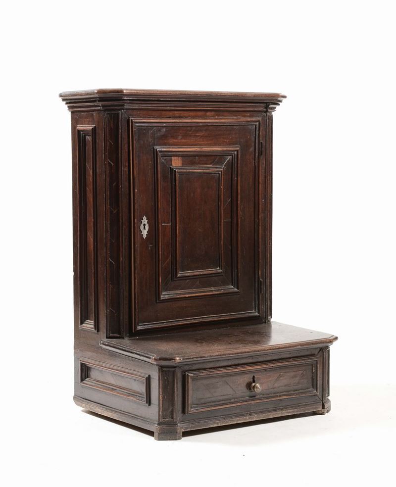 Inginocchiatoio in noce ad un'anta pannellata, XIX secolo  - Auction Furnishings from the mansions of the Ercole Marelli heirs and other property - Cambi Casa d'Aste