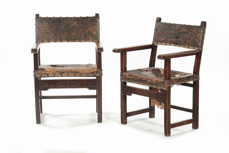 Coppia di poltrone in noce e pelle con decori a rilievo, Spagna XVIII secolo  - Auction Furnishings from the mansions of the Ercole Marelli heirs and other property - Cambi Casa d'Aste