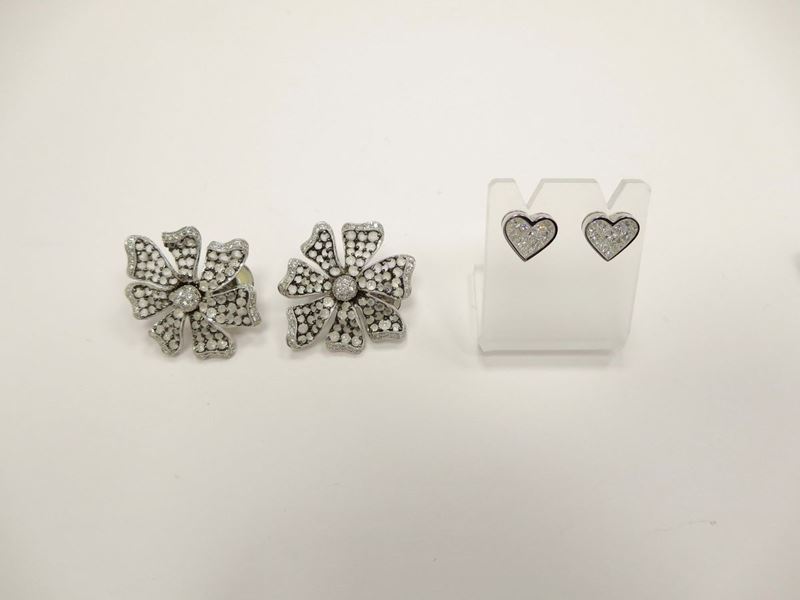 Two pair of diamond earrings  - Auction Jewels Timed Auction - Cambi Casa d'Aste