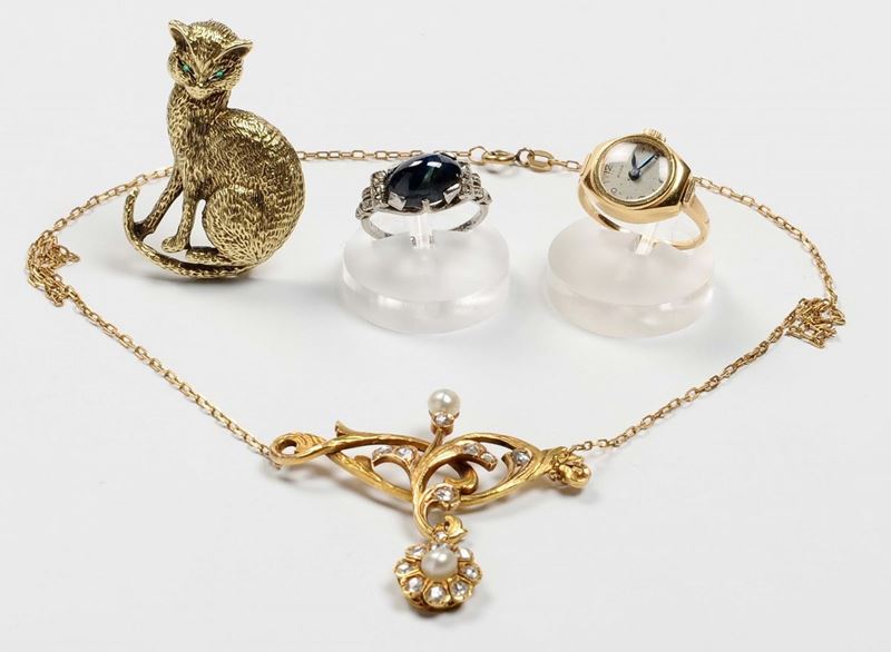 Lotto coposto da una spilla “gatto”, un pendente liberty, un anello con orologio ed un anello con zaffiro cabochon  - Asta Antiquariato - Cambi Casa d'Aste