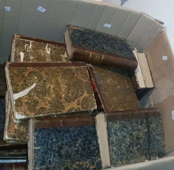 Lotto di 33 libri diversi con copertine lumeggiate in oro