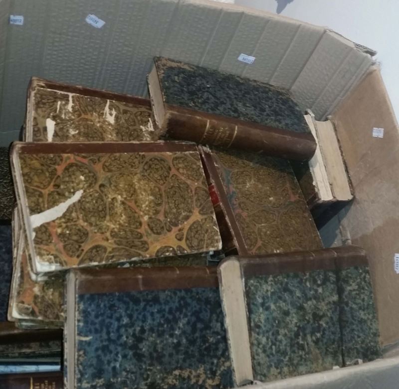 Lotto di 33 libri diversi con copertine lumeggiate in oro  - Asta Arredi dalle dimore degli eredi Ercole Marelli e altre provenienze - Cambi Casa d'Aste