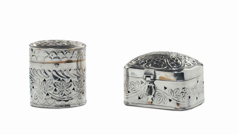 Due scatoline in argento sbalzato e traforato, XX secolo  - Asta Arredi dalle dimore degli eredi Ercole Marelli e altre provenienze - Cambi Casa d'Aste