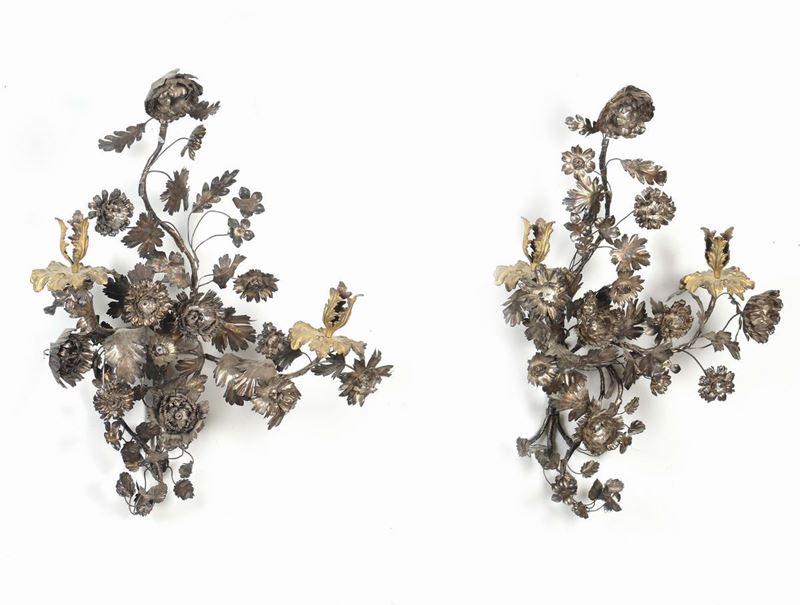 Coppia di appliques in argento e bronzo dorato a due luci, XVIII secolo  - Auction Furnishings from the mansions of the Ercole Marelli heirs and other property - Cambi Casa d'Aste